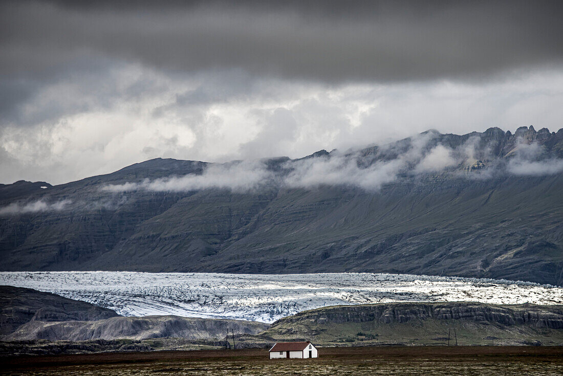 Haus am Rande des Vatnajokull-Gletschers, des größten Gletschers in Island; Djupivogur, Südküste, Island