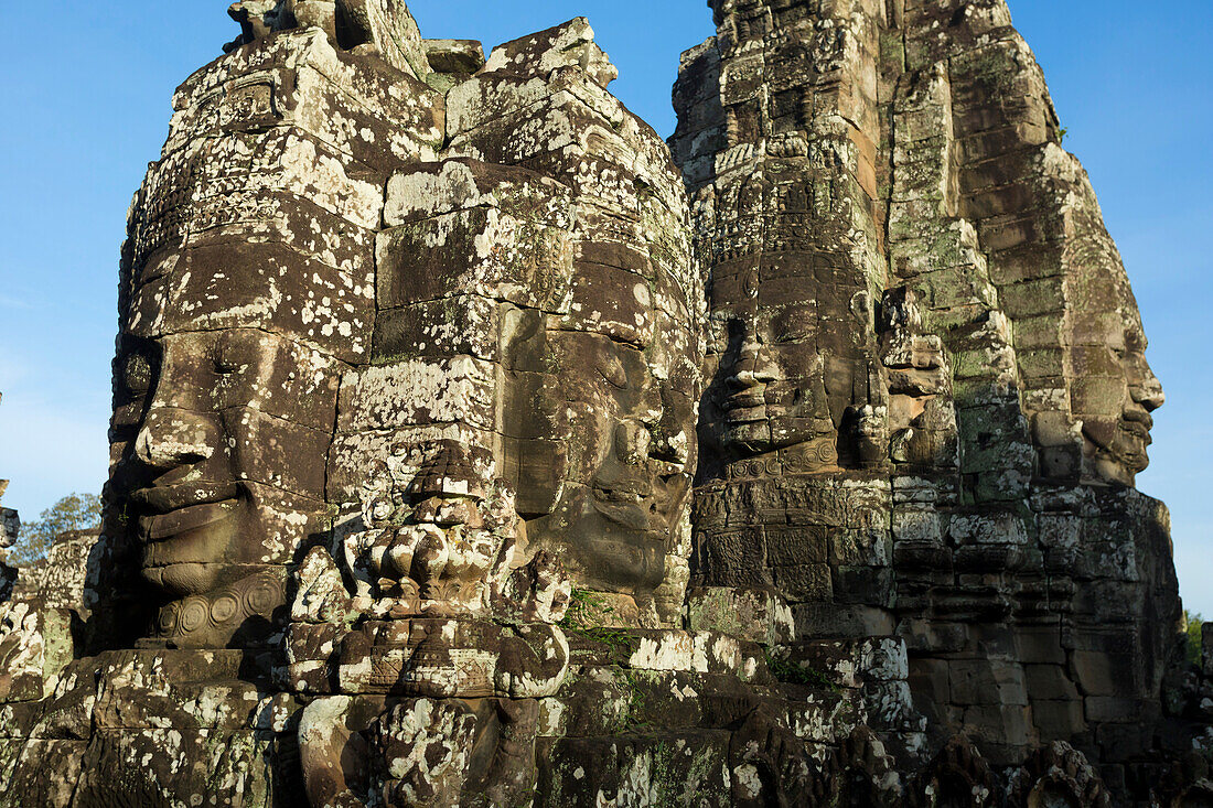 Nahaufnahme der in Stein gemeißelten Gesichter des Bayon-Tempels in Angkor Thom; Angkor Wat Archaeological Park, Siem Reap, Kambodscha
