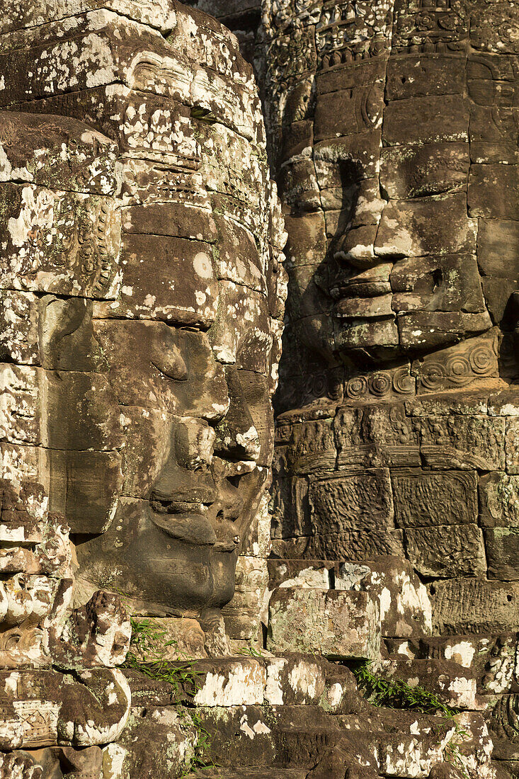 Nahaufnahme der in Stein gemeißelten Gesichter des Bayon-Tempels in Angkor Thom; Angkor Wat Archaeological Park, Siem Reap, Kambodscha