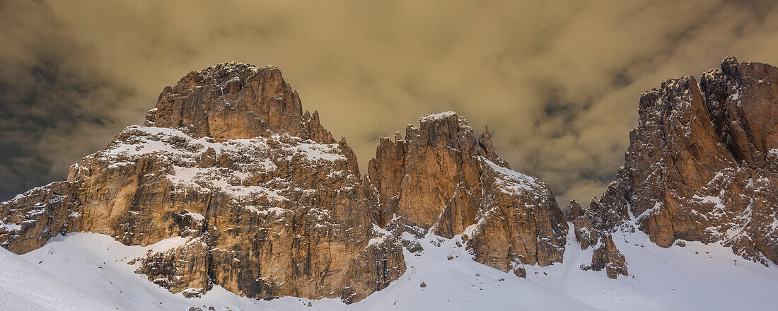 Sasso Piatto und Sasso Lungo in den Dolomiten in Italien im Winter; Trentino-Südtirol, Etsch, Italien