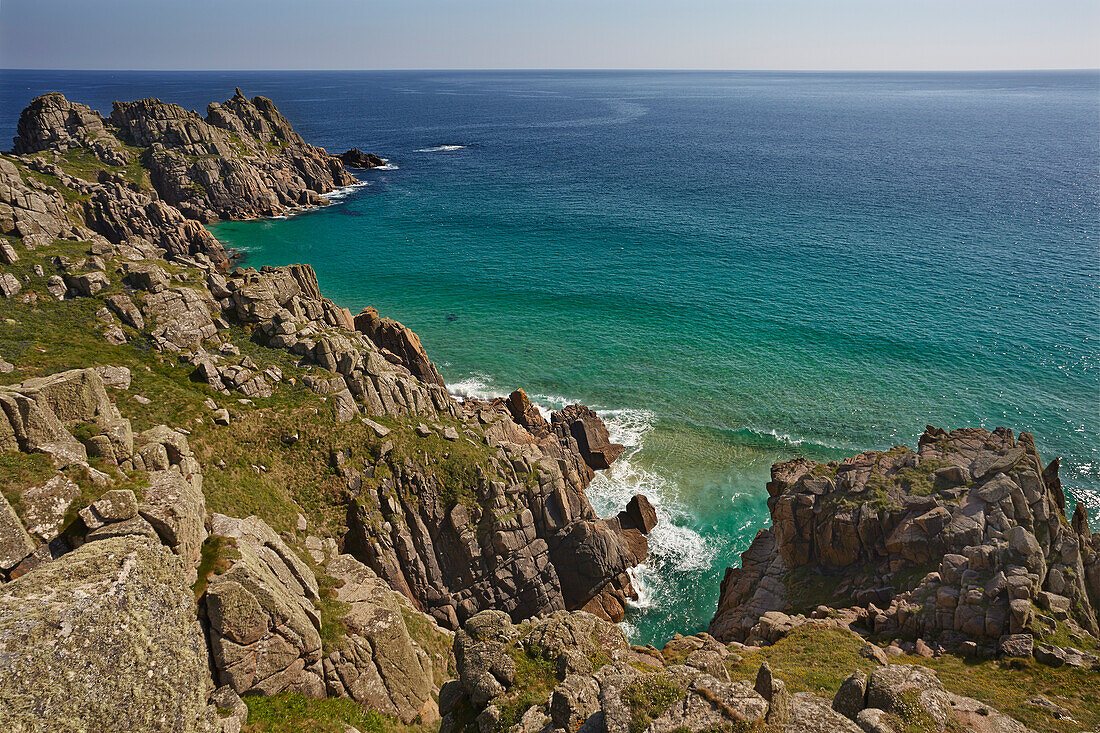 Aussicht auf den Atlantischen Ozean bei Logan Rock in der Nähe von Penzance; Cornwall, England, Großbritannien