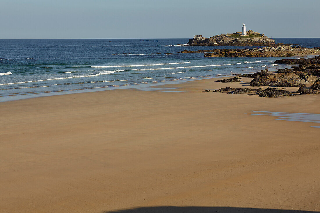 Godrevy Lighthouse auf Godrevy Island von Gwithian Sands aus gesehen, an der Ostspitze der St. Ives Bay, bei St. Ives; Godrevy Island, Cornwall, England, Großbritannien