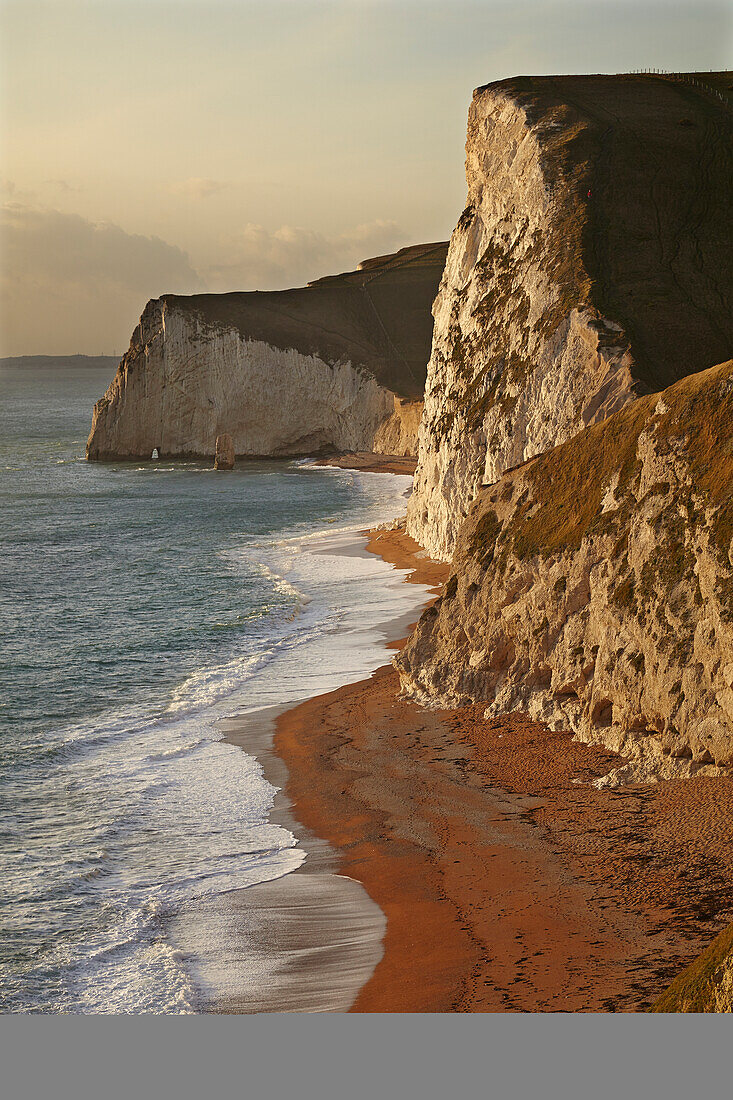 Kalksteinklippen bei Durdle Door mit Blick in Richtung Weymouth an der Jurassic Coast; Dorset, England, Großbritannien