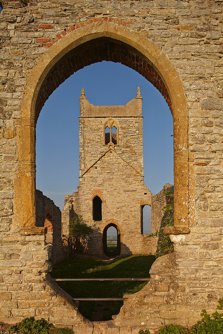 Frühmorgens Blick auf die Ruinen der Kirche St. Michael auf Burrow Mump, einem künstlichen Hügel bei Burrowbridge, in den Somerset Levels, nahe Langport; Somerset, England, Großbritannien