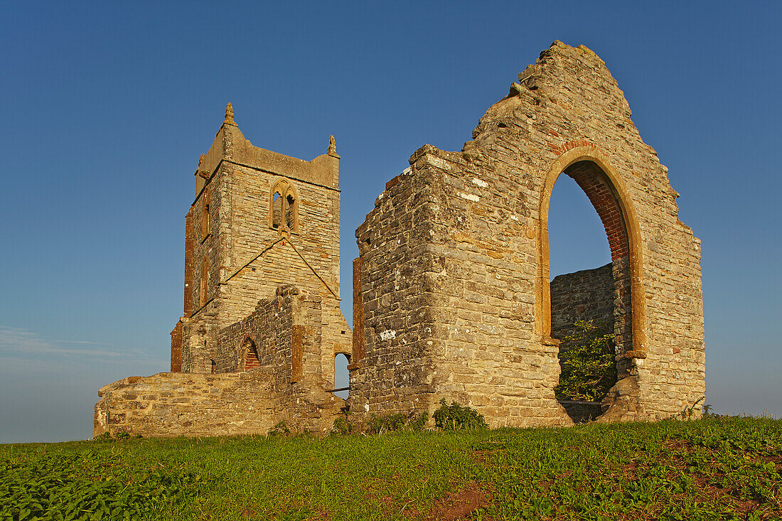 Ein Blick am frühen Morgen auf die Ruinen der Kirche St. Michael auf Burrow Mump, einem künstlichen Hügel bei Burrowbridge in den Somerset Levels, in der Nähe von Langport; Somerset, England, Großbritannien