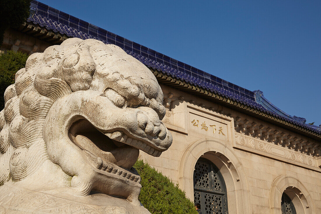 Steinerne Löwenskulptur am Außentor des Sun Yat-sen Mausoleums; Nanjing, Provinz Jiangsu, China
