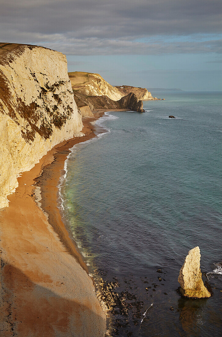 Sonnenbeschienene Kreidefelsen um Durdle Door mit Blick auf den Atlantik an der Jurassic Coast Weltkulturerbestätte; Dorset, England, Großbritannien