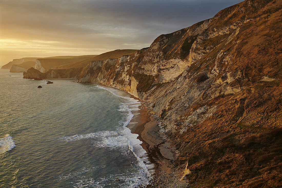 Chalk cliffs around Durdle Door overlooking the Atlantic Ocean on the Jurassic Coast World Heritage Site; Dorset, England, Great Britain