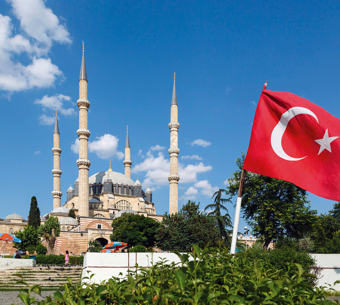 Die Selimiye-Moschee des Architekten Mimar Sinan aus dem 16. Jahrhundert vor blauem Himmel und wehender türkischer Nationalflagge; Edirne, Provinz Edirne, Türkei