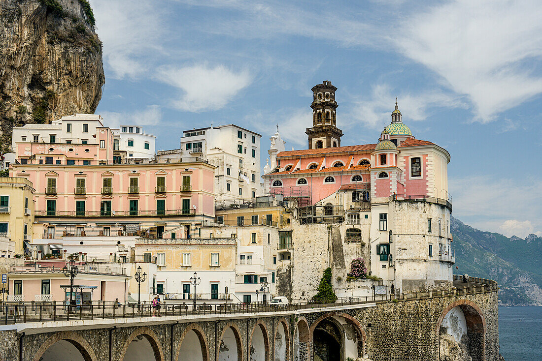Pastellfarbene Gebäude an der Steilküste in der Stadt Amalfi; Amalfi, Salerno, Italien