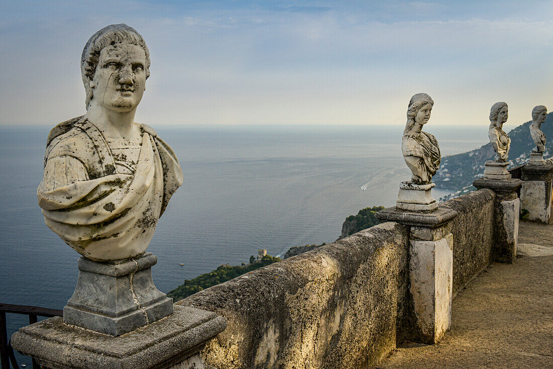 Marmorbüsten und Meerblick auf der Terrasse der Unendlichkeit in der Villa Cimbrone; Ravello, Salerno, Italien