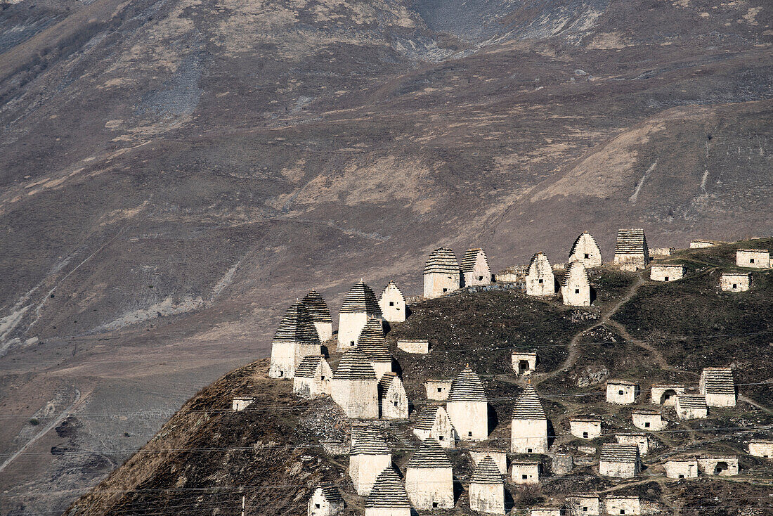 Verlassenes Dorf mit traditionellen Kegeldachhütten am Berghang in Inguschetien; Republik Inguschetien, Russland