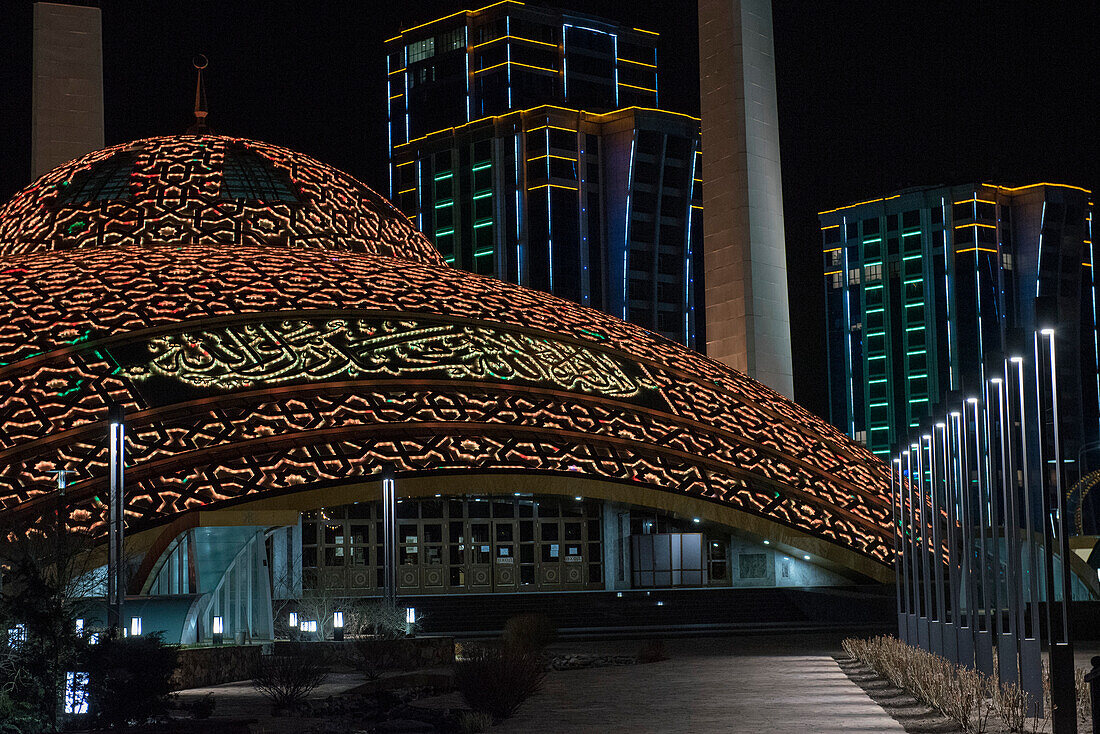Nahaufnahme der nächtlich beleuchteten Aimani Kadyrowa Moschee; Argun, Tschetschenische Republik, Russland