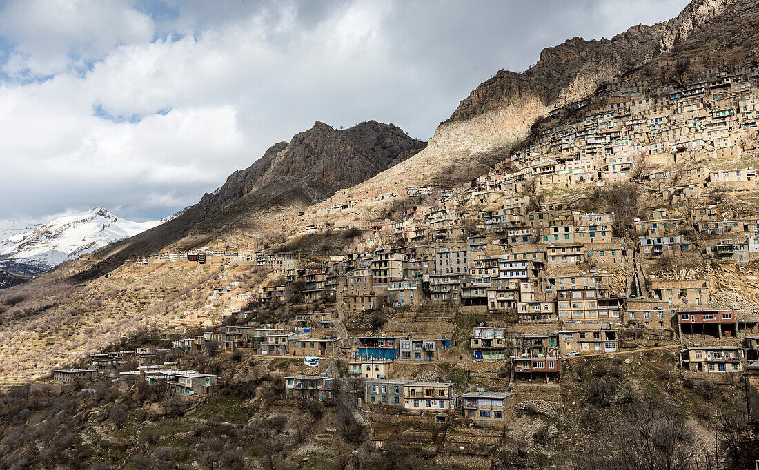 Historisches Dorf Uraman Takht an einem steilen Hang im Zagros-Gebirge; Uraman Takht, Kermanshah, Iran