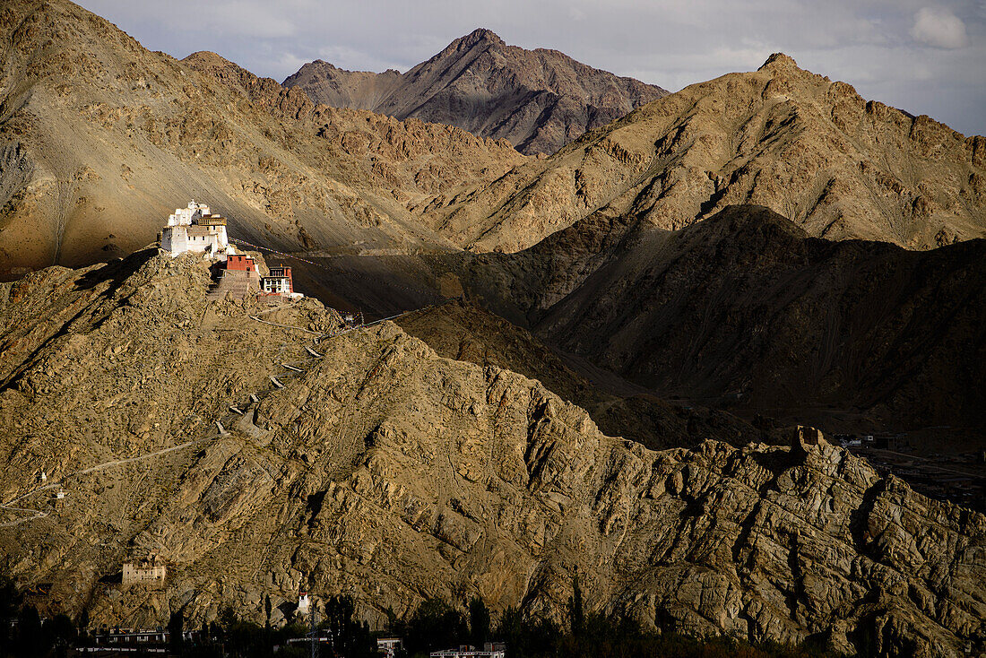 Blick auf das tibetisch-buddhistische Kloster Namgyal Tsemo Gompa auf einer Klippe im Abendlicht im Leh-Distrikt der Ladakh-Region; Jammu und Kaschmir, Indien