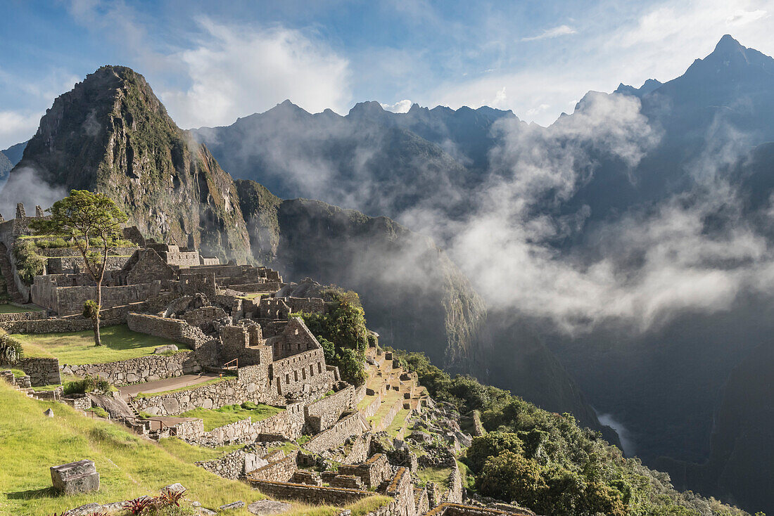 Wolken über der alten Inka-Zitadelle von Machu Picchu; Cusco, Peru