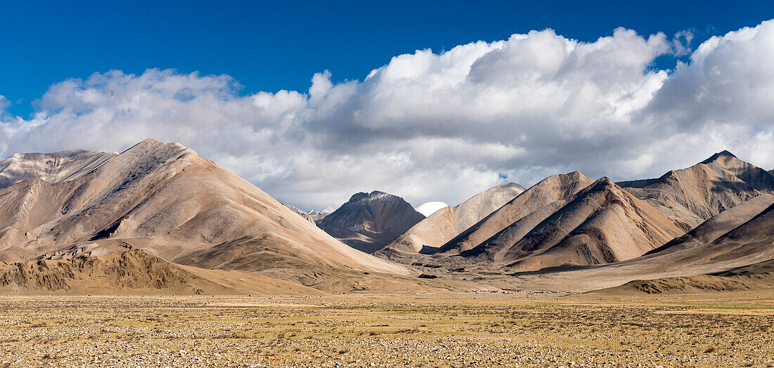 Blick auf die tibetische Hochebene mit Berggipfeln im Hintergrund; Tibetische Autonome Region, Tibet