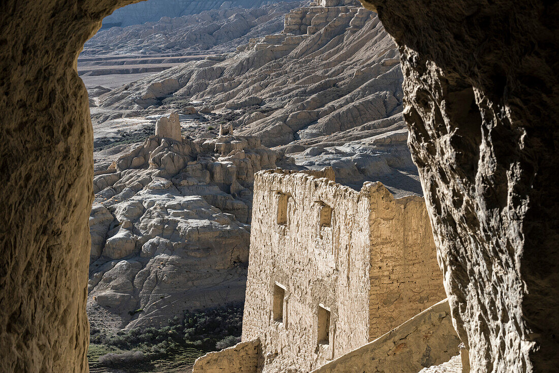 Blick durch die Felswände der Ruinen des Guge Königreichs in der Berglandschaft des Sutlej Tals im Himalaya Gebirge; Tsaparang, Zanda, Tibetische Autonome Region, Tibet