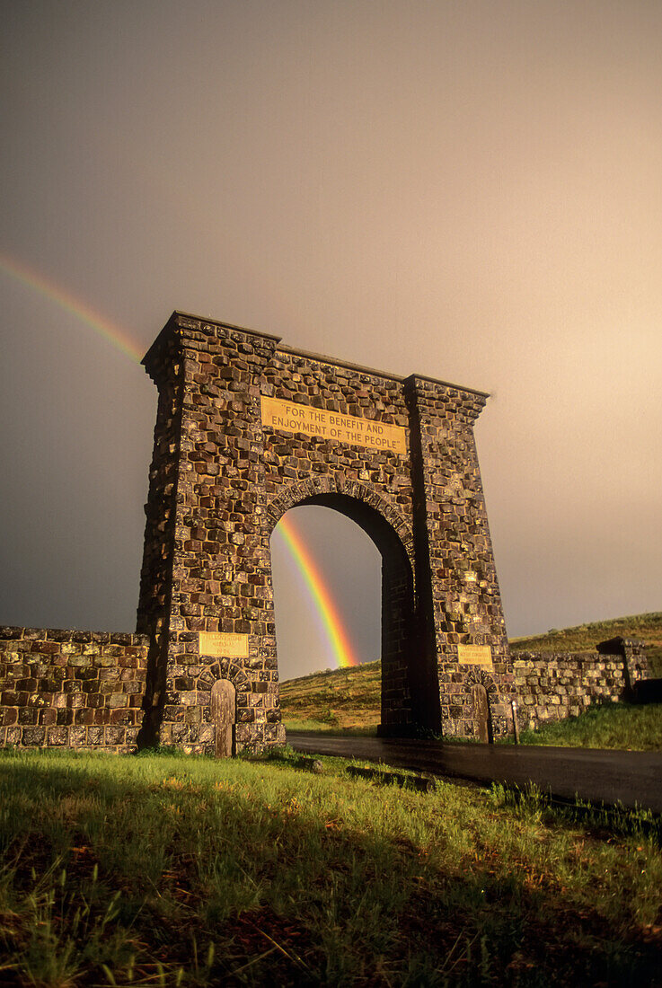 The Roosevelt Arch, built from rough blocks of columnar basalt, which were quarried near the water tower in Gardiner, Montana, in Yellowstone National Park; Wyoming, United States of America