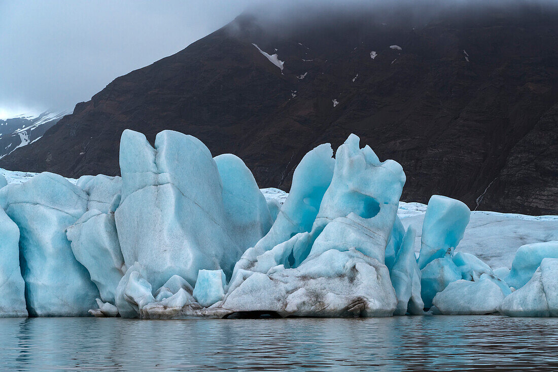 Nahaufnahme der Eisberge und blauen Eisformationen des Fjallsjokull-Gletschers von der Fjallsarlon Glacier Lagoon aus gesehen, am Südende des berühmten isländischen Gletschers Vatnaj?l in Südisland; Südisland, Island