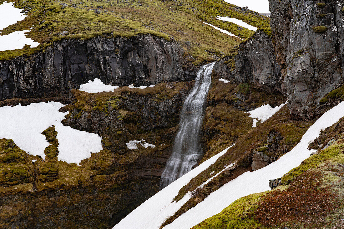 Ein Paradies für Wanderer, Mulagljufur Canyon mit einer Nahaufnahme eines Wasserfalls vor den felsigen Klippen; Vik, Südisland, Island