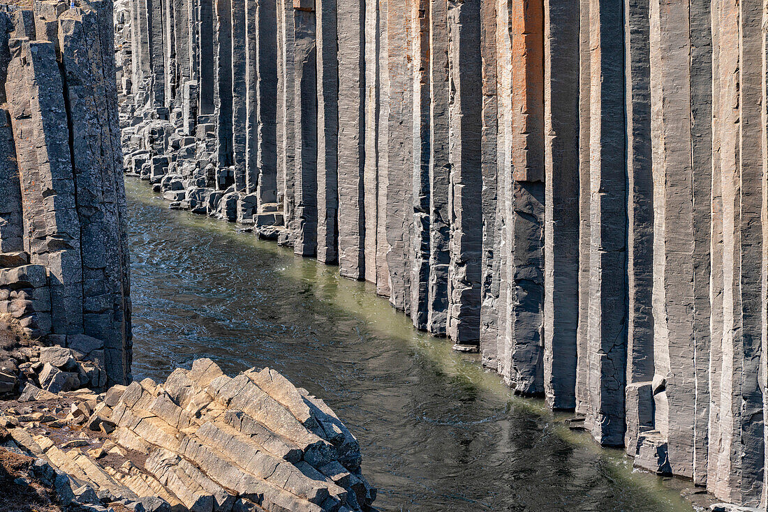 Nahaufnahme der Basaltsäulen der Stu?il-Schlucht im Nordosten Islands, die eine erstaunliche und surreale Landschaft bilden; Stu?il-Schlucht, Nordisland, Island