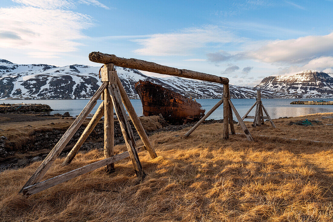 Berühmtes rostiges Schiffswrack, Sudurland Shipwreck in der Nähe der verlassenen Heringsfabrik in der Stadt Djupavik entlang der Strandir-Küste in den Westfjorden von Island; Djupavik, Westfjorde, Island