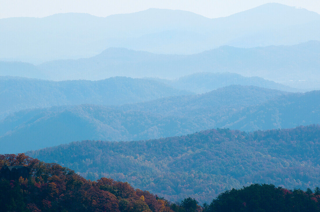 Ein bläulicher Dunst über den Blue Ridge Mountains bei Sonnenuntergang; Blue Ridge Parkway, North Carolina.