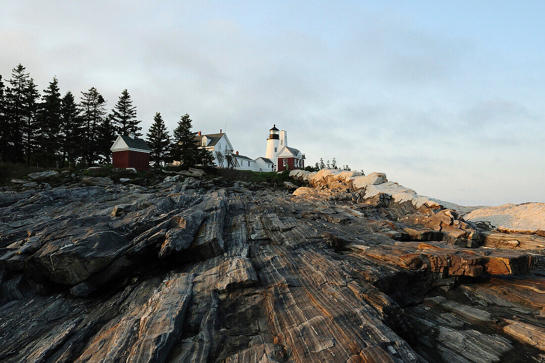 Eine Tagesansicht des Pemaquid-Leuchtturms; Pemaquid Point, Maine.