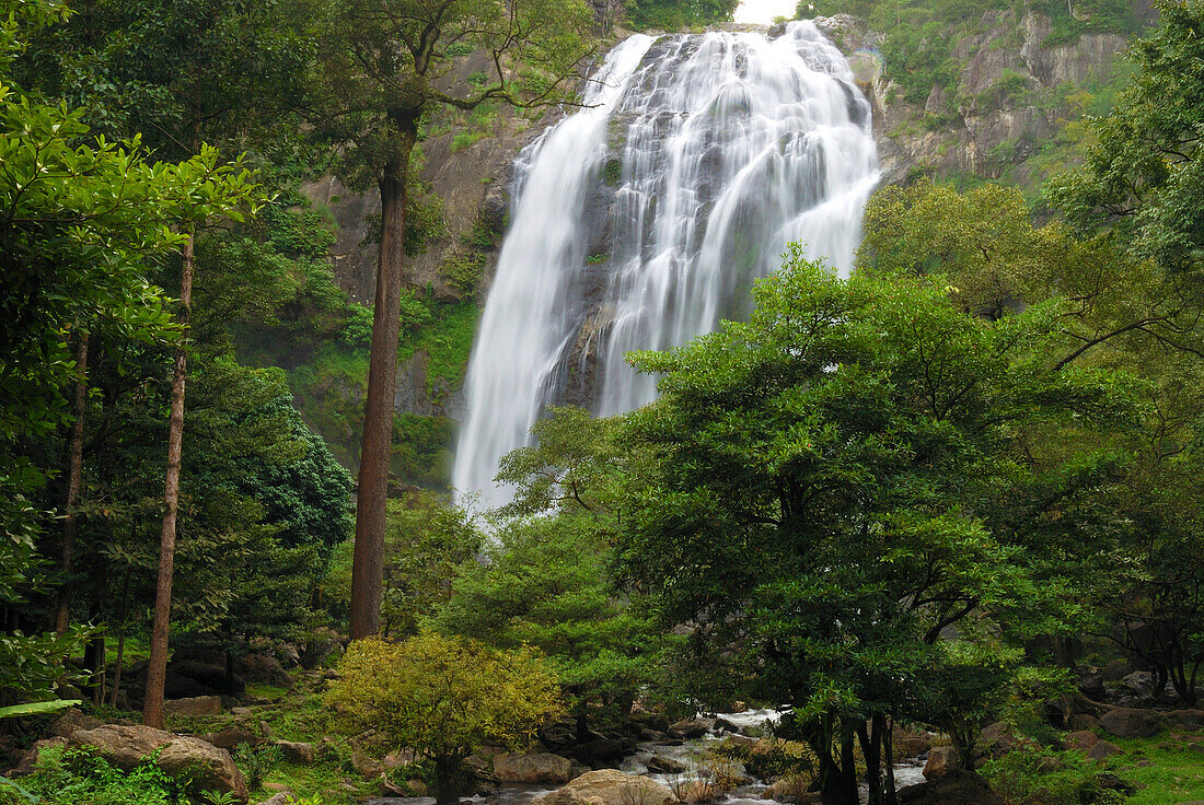 Der 300 Fuß hohe Klong Lan Wasserfall und der umgebende Wald; Khlong Lan National Park, Kamphaeng Phet Provinz, Thailand.
