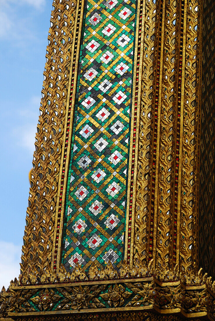 Detail einer verschnörkelten Säule in der Phra Mondop Bibliothek; Phra Mondop Bibliothek, Großer Palast, Bangkok, Thailand.