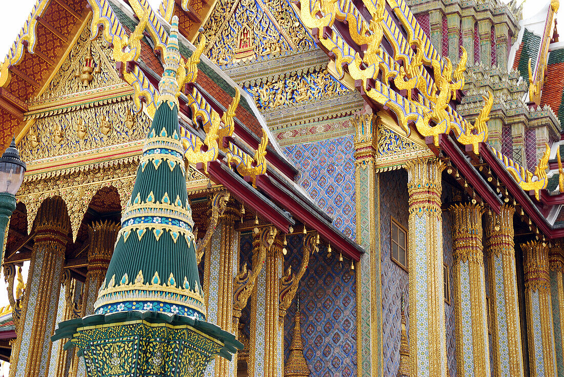 Das Äußere des Königlichen Pantheons oder Prasat Phra Thep Bidorn; Tempel des Smaragdbuddhas, Großer Palast, Bangkok, Thailand.