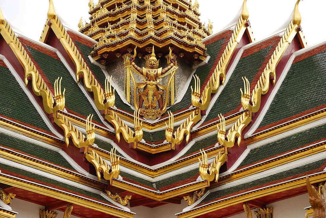 Die Spitze des Phra Thinang Dusit Maja Prasat im Großen Palast; Der Große Palast, Bangkok, Thailand.