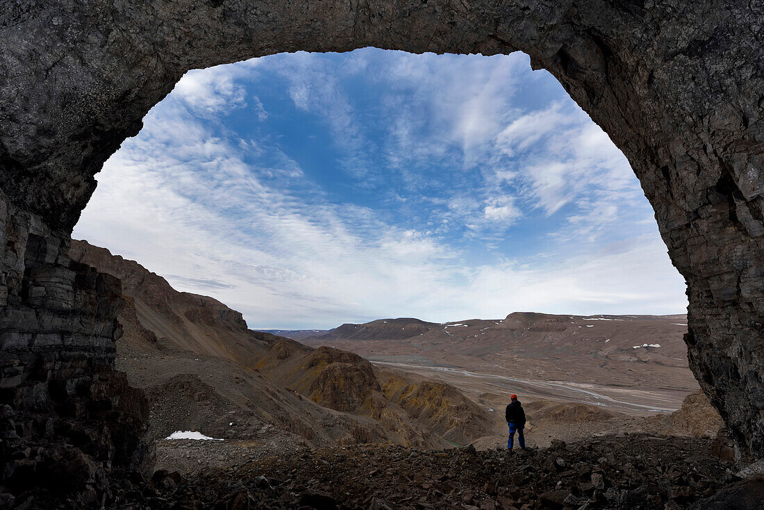 Die Fotos wurden alle im Inneren der "U-förmigen" Haupthöhle aufgenommen. Diese Höhle wurde bereits in der Vergangenheit von Menschen besucht und war einer der Orte, auf die sich ein Mitglied des Expeditionsteams bei seiner Expedition konzentriert hatte. Die U-förmige Höhle erwies sich als die größte und längste Höhle, die das Team während seines Aufenthalts hier fand und in der es arbeitete. Ein weibliches Teammitglied bewundert die Aussicht vom Eingang der U-förmigen Höhle von Grottedalen in der Ferne.