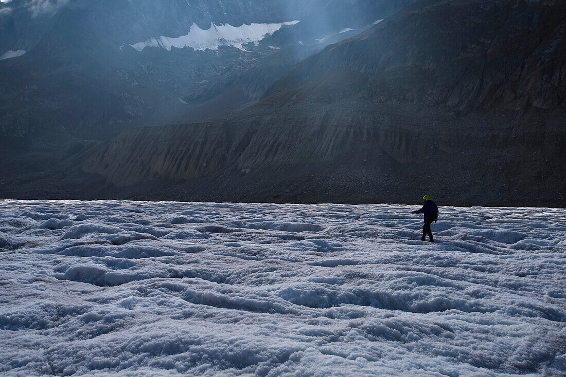 Ein Expeditionsleiter geht über den Aletschgletscher auf der Suche nach Gletschermühlen und unerforschten Gletscherhöhlen.