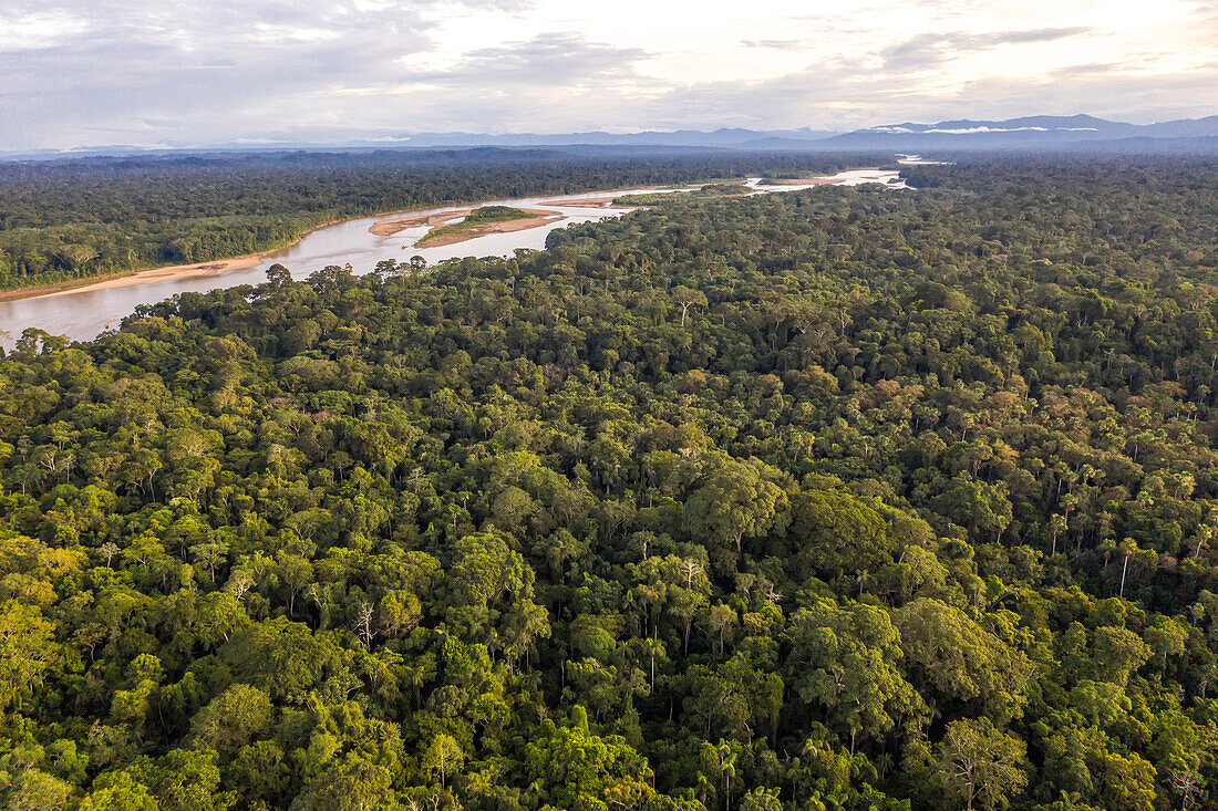 Luftaufnahme der bewaldeten Landschaft des Tambopata-Reservats im Amazonasbecken im Südosten Perus; Puerto Maldonado, Madre de Dios, Peru