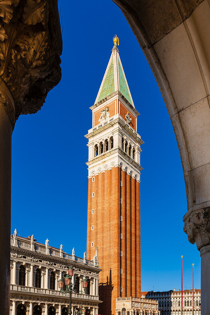 Blick auf den Markusdom durch einen Torbogen auf der Piazza San Marco in Venetien; Venedig, Italien