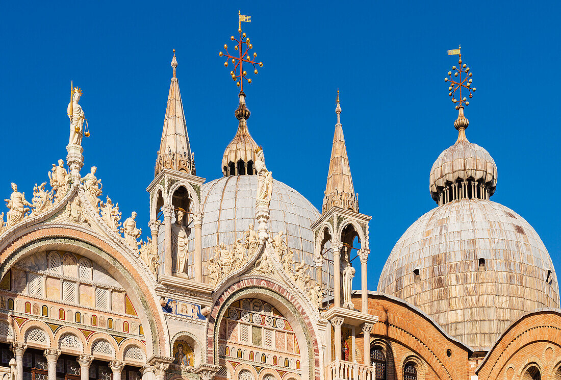 Kuppeln des Markusdoms (Basilica di San Marco) vor blauem Himmel; Venedig, Venetien, Italien