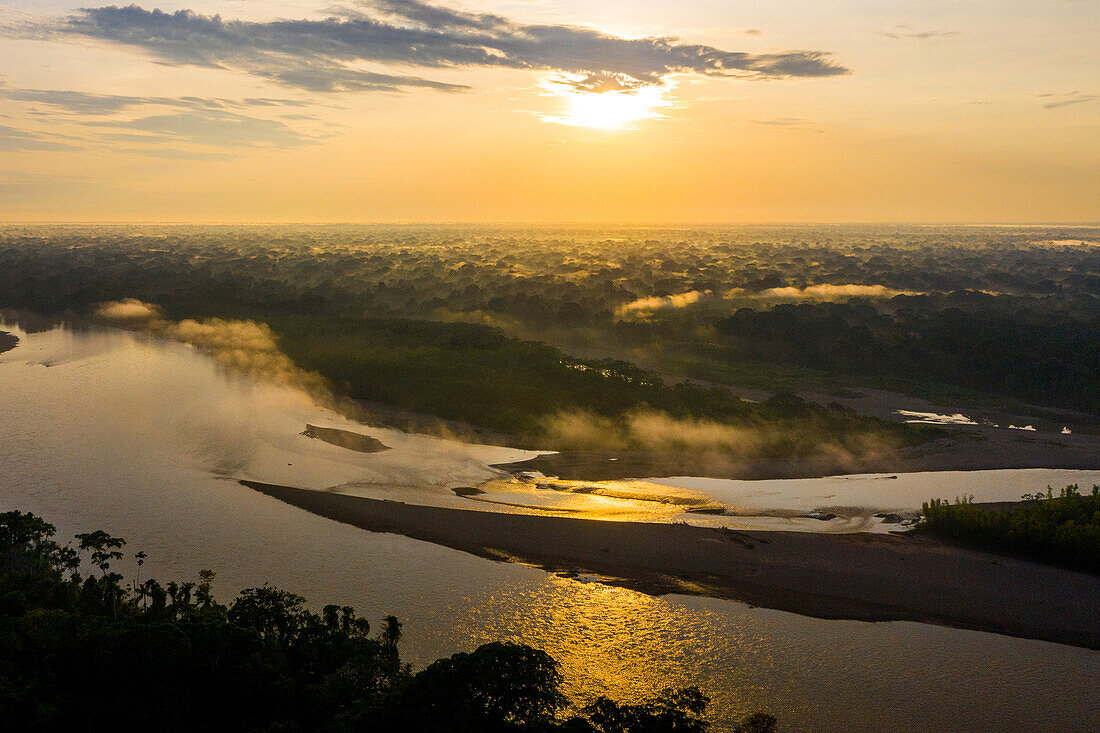 Luftaufnahme des Nebels über dem Fluss und dem Wald in der Dämmerung im Bezirk Inambari der Provinz Tambopata; Inambari, Tambopata, Madre de Dios, Peru