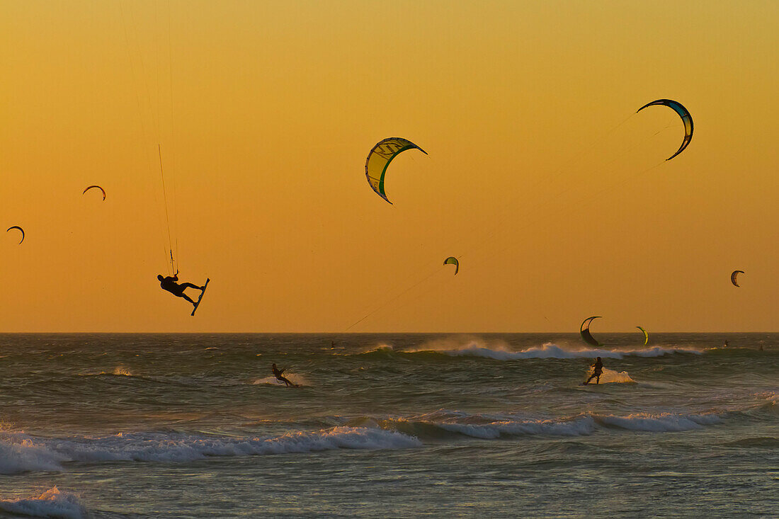 Drachensurfer bei Sonnenuntergang.