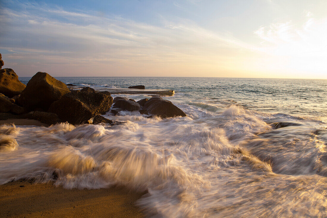 Laguna Beach: Wellen und Wellenbrecher.