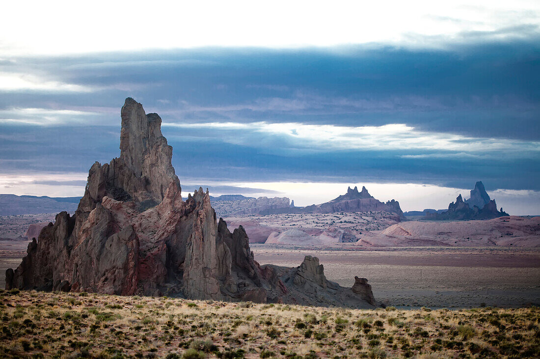 Ein Schiffsfelsen steht am Horizont mit einem ähnlichen Felsen im Vordergrund.