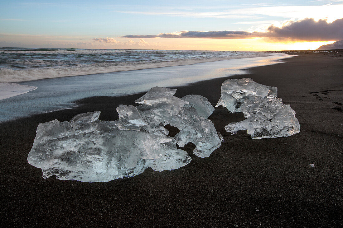 Eis aus der Lagune des Jokulsarlon-Gletschers, angespült an einem schwarzen Sandstrand.