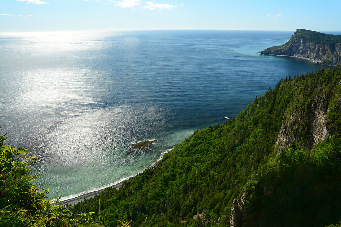 Ein Blick auf den Sankt-Lorenz-Golf vom Ende der Appalachen-Kette im Forillon National Park; Forillon National Park, Quebec, Kanada.