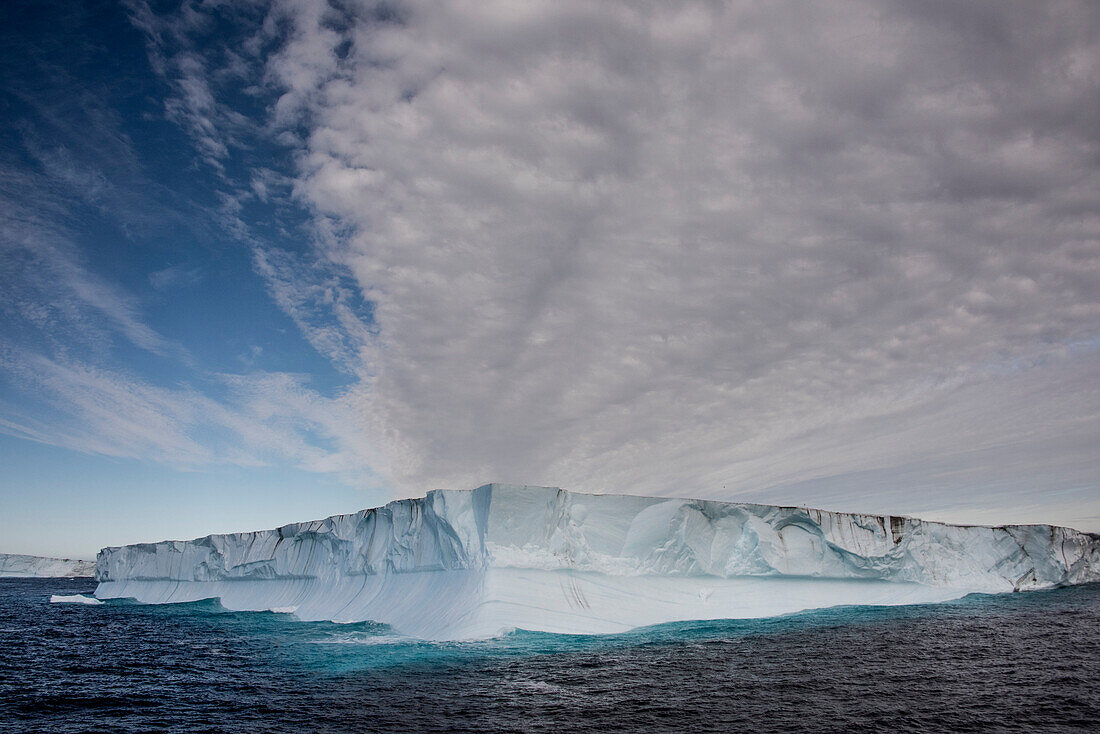 Eisberg in der Dänischen Meerenge, direkt vor der Küste Grönlands; Grönland