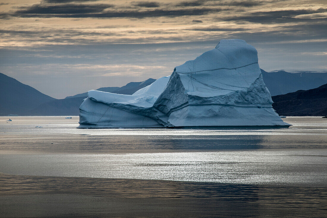 Eisberg schwimmt im grönländischen Kong Oscar Fjord; Grönland