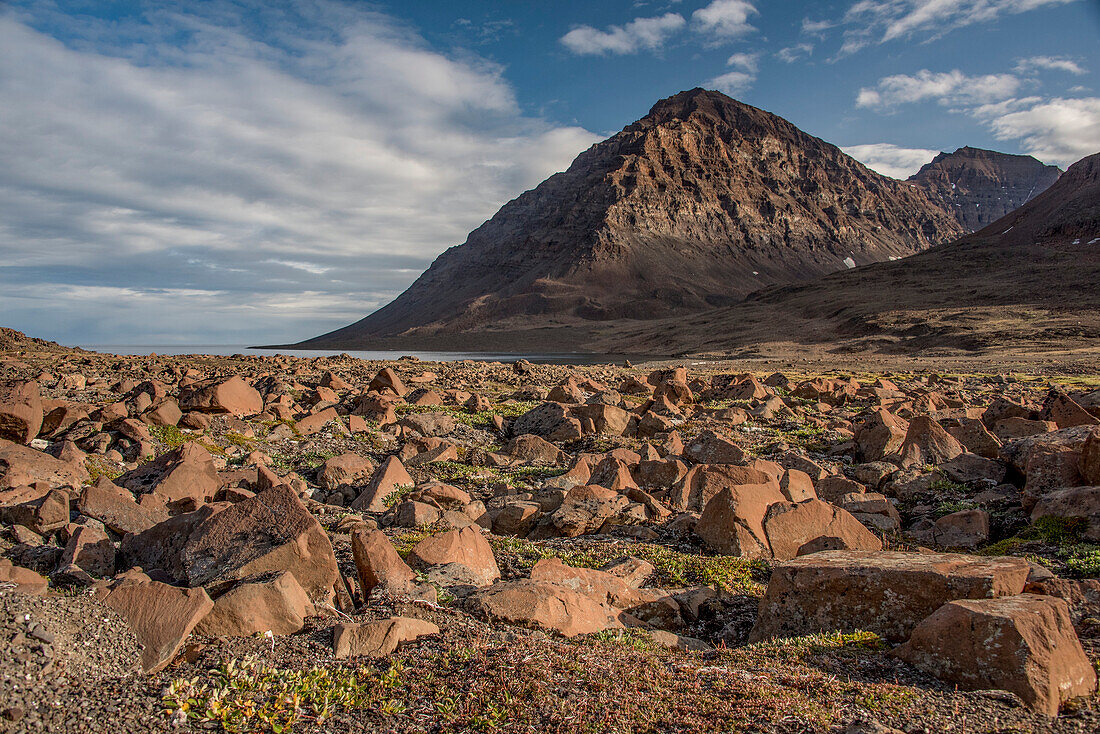 Felsige Landschaft und Berggipfel des Romer Fjords; Ostgrönland, Grönland