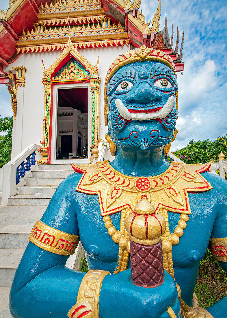 Religiöse Gartenstatue außerhalb eines buddhistischen Tempels; Phuket, Thailand