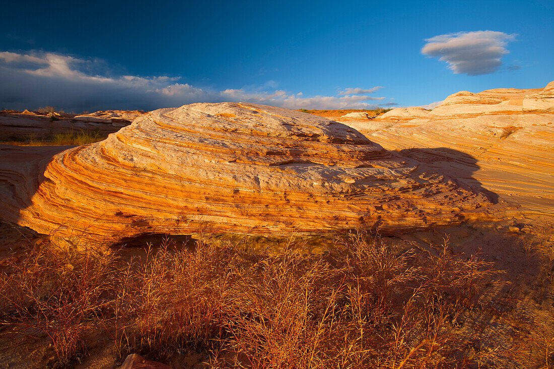 Sonnenlicht auf Felsformationen in der Nähe von Antelope Point in Glen Canyon National Recreation Area, Arizona, USA; Arizona, Vereinigte Staaten von Amerika