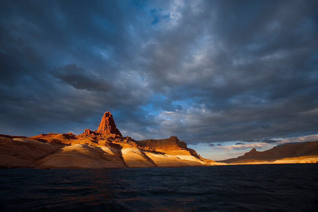 Sonnenuntergang am Balanced Rock Canyon, in der Nähe des Dangling Rope Yachthafens im Glen Canyon National Recreation Area, Utah, USA; Utah, Vereinigte Staaten von Amerika